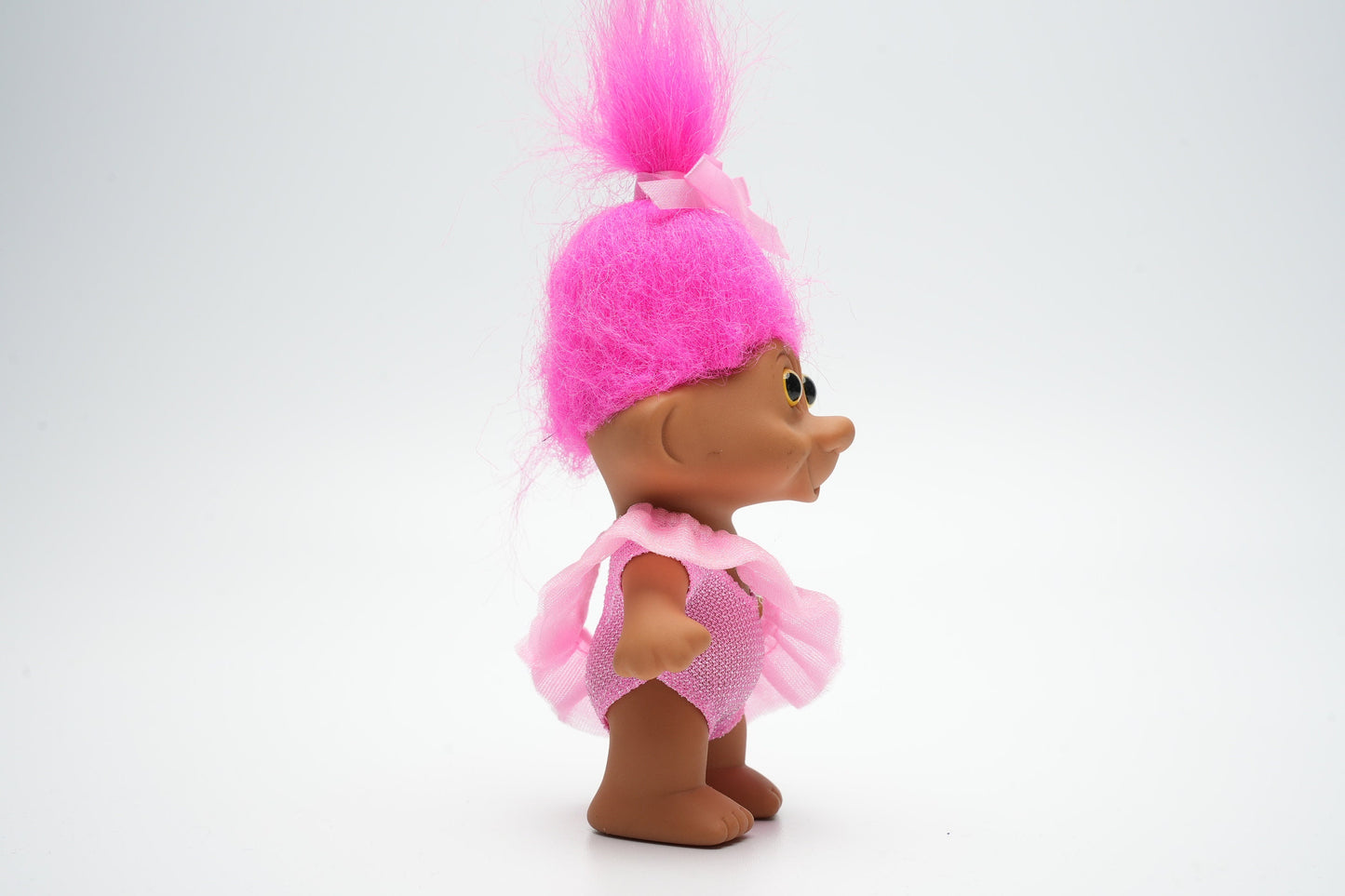Troll in roze outfit die gaat ballet dansen - vintage troll met roze haar