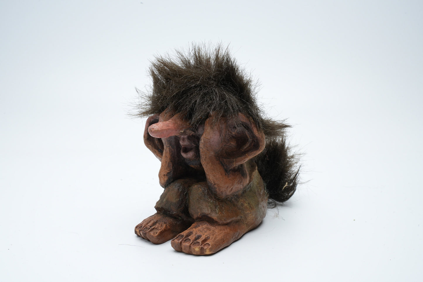 Nyform Troll #177 zittend op de grond met grote oren | Nyform trollen