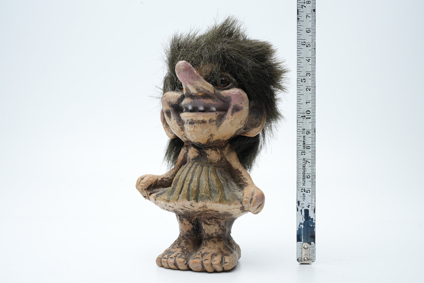 Nyform Troll nummer 115 - meisje in jurk met handen in haar zakken - handgemaakt in Noorwegen