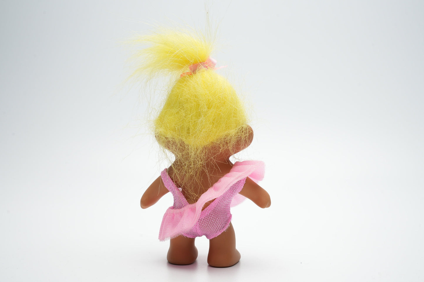 Troll in roze outfit die gaat ballet dansen - vintage troll met geel haar