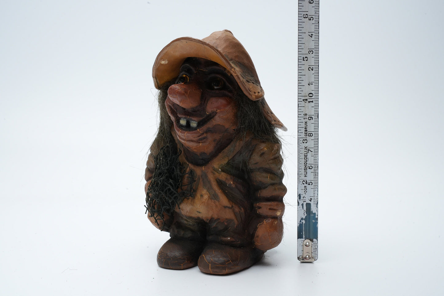 Staande Nyform troll met vissersnet in zijn handen - 6 inch - vintage Noorse troll