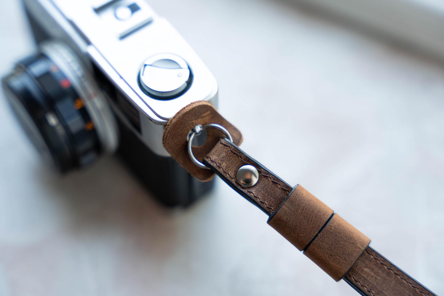 Unieke leren camera polsband - voor stijlvolle en veilige fotografie