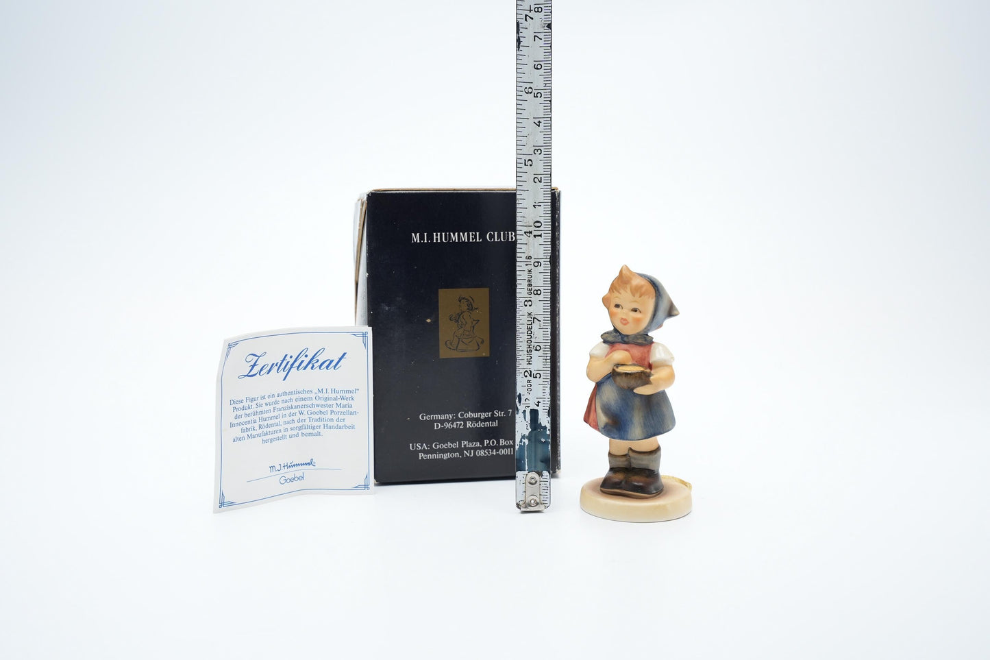 Authentieke Goebel Hummel Figurine – “Jungbäuerin – From Me to You” (Hum 629, 8,5 cm/3,5 inch)