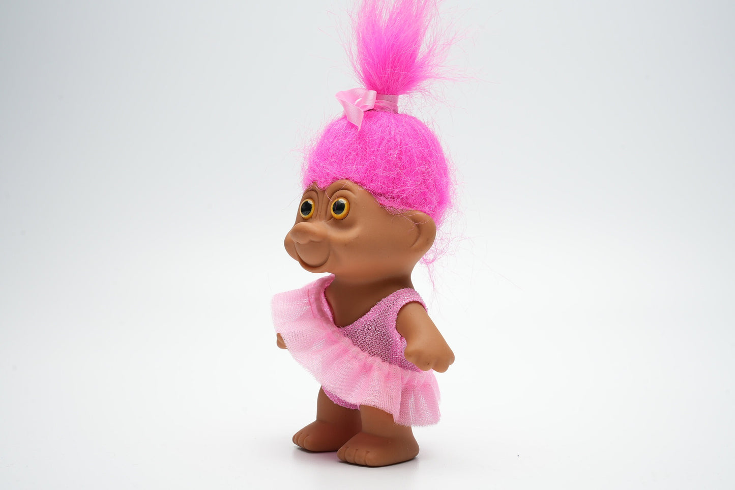 Troll in roze outfit die gaat ballet dansen - vintage troll met roze haar