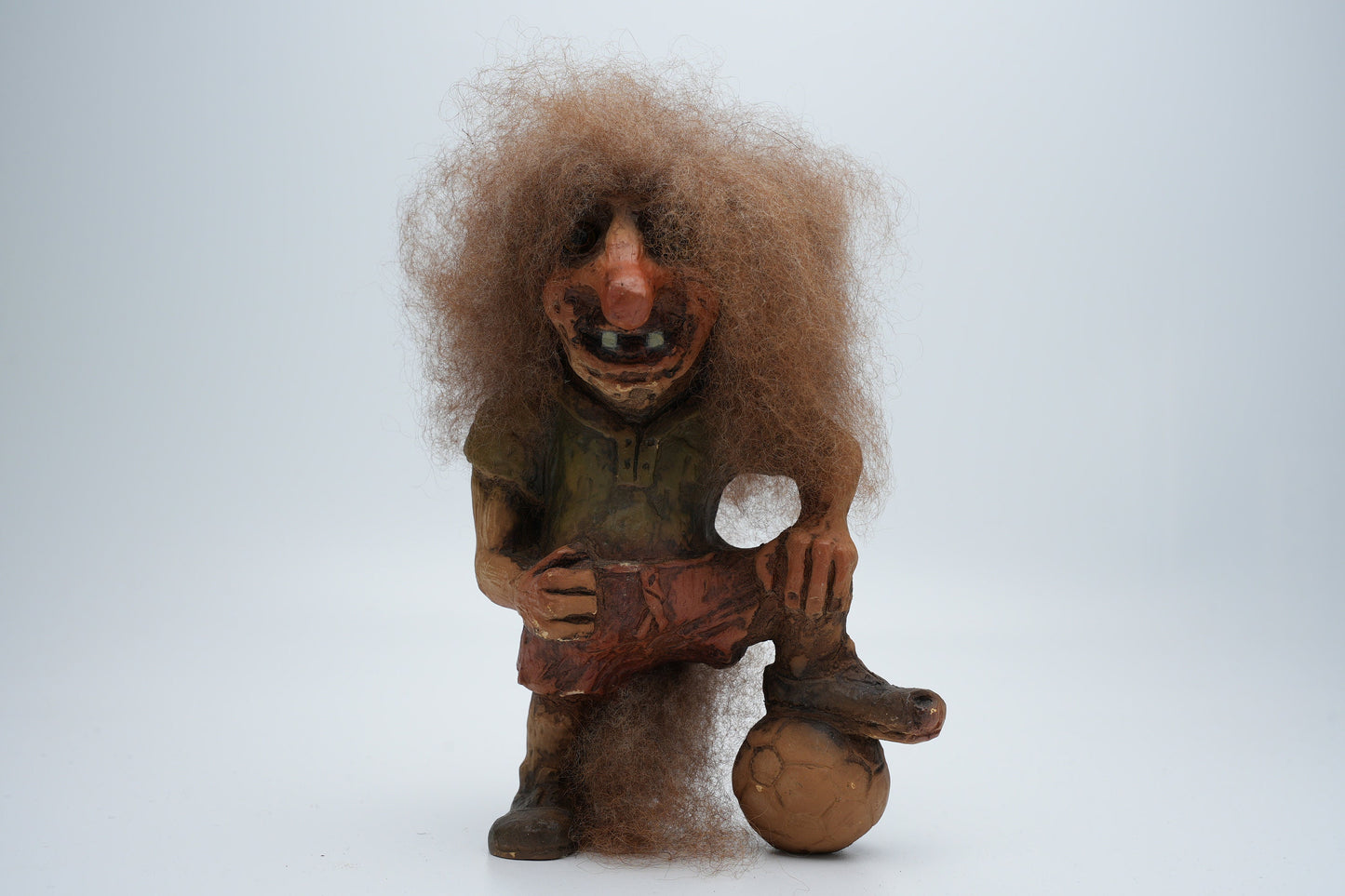 Nyform / Fossetroll - troll met voetbal - handgemaakt in Noorwegen