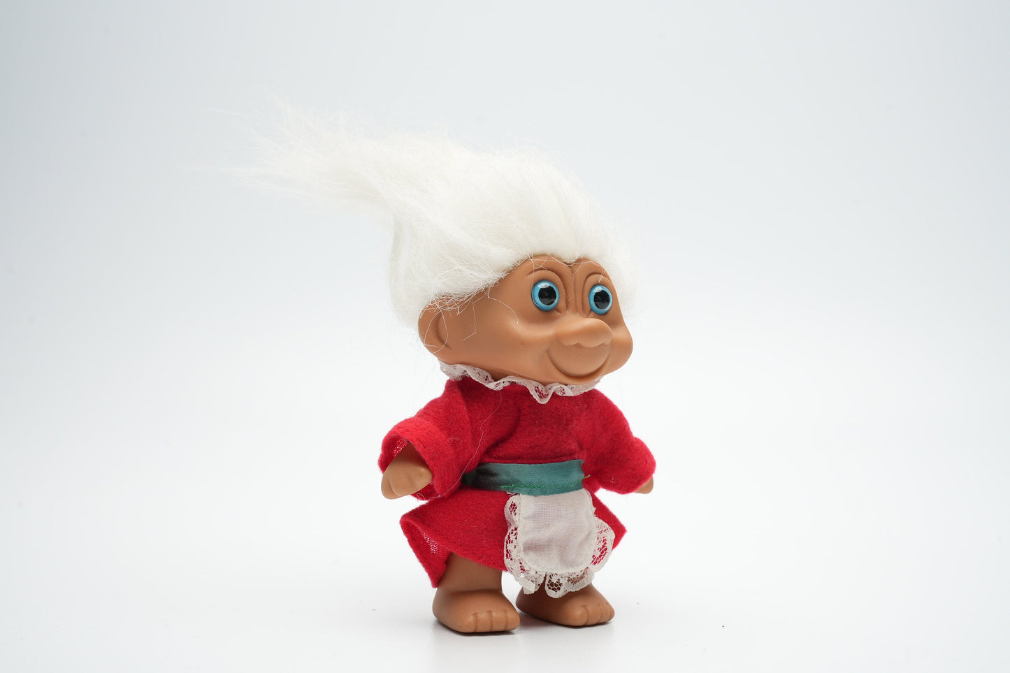 Troll in traditionele oude outfit - wit haar