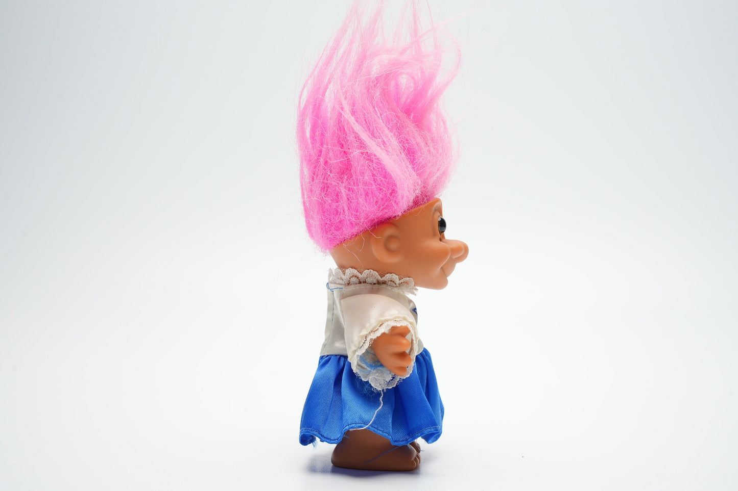 Russ troll van Israël - roze haar met blauwe jurk