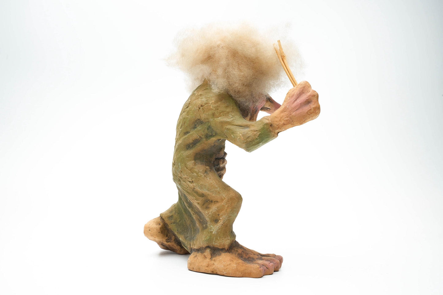 Grote Vintage Nyform Trol met Slingshot – Handgemaakt Noors Troll Beeldje – 25 cm / ca. 9.8 inch