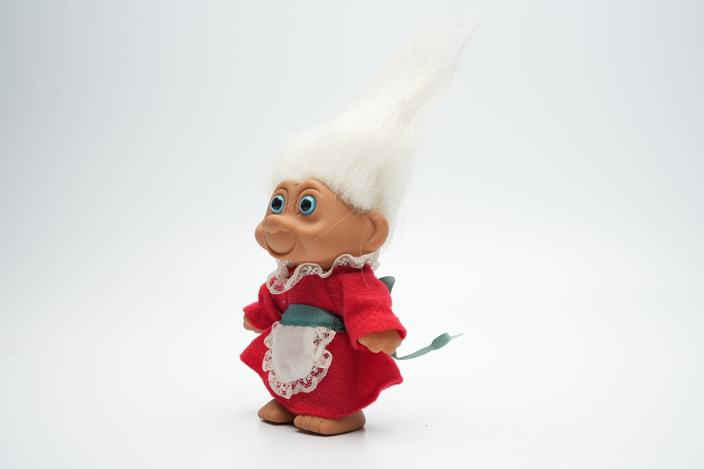 Troll in traditionele oude outfit - wit haar