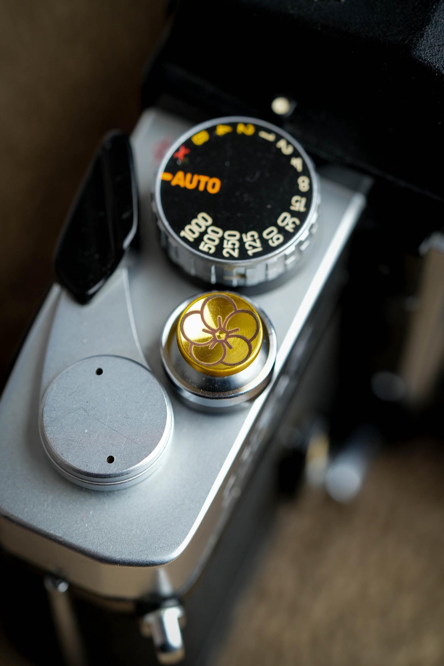 Messing ontspanknop met Sakura bloem: Verfraai je camera met een exclusieve uitstraling