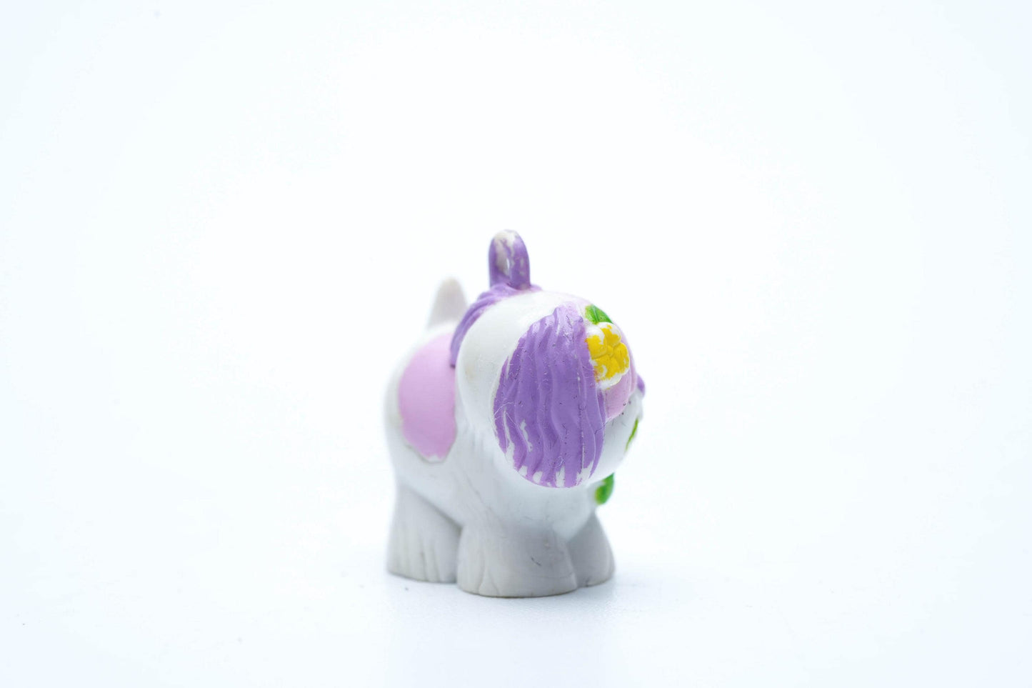 Vintage Charmkins Buttercup – Hasbro 1983 – Hondje met paarse lokken & bloemen | Miniatuur bedelfiguur