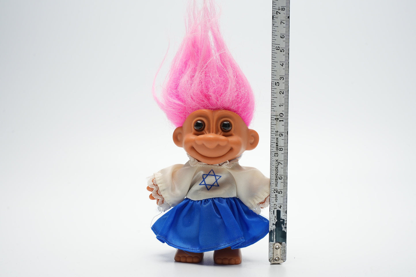 Russ troll van Israël - roze haar met blauwe jurk