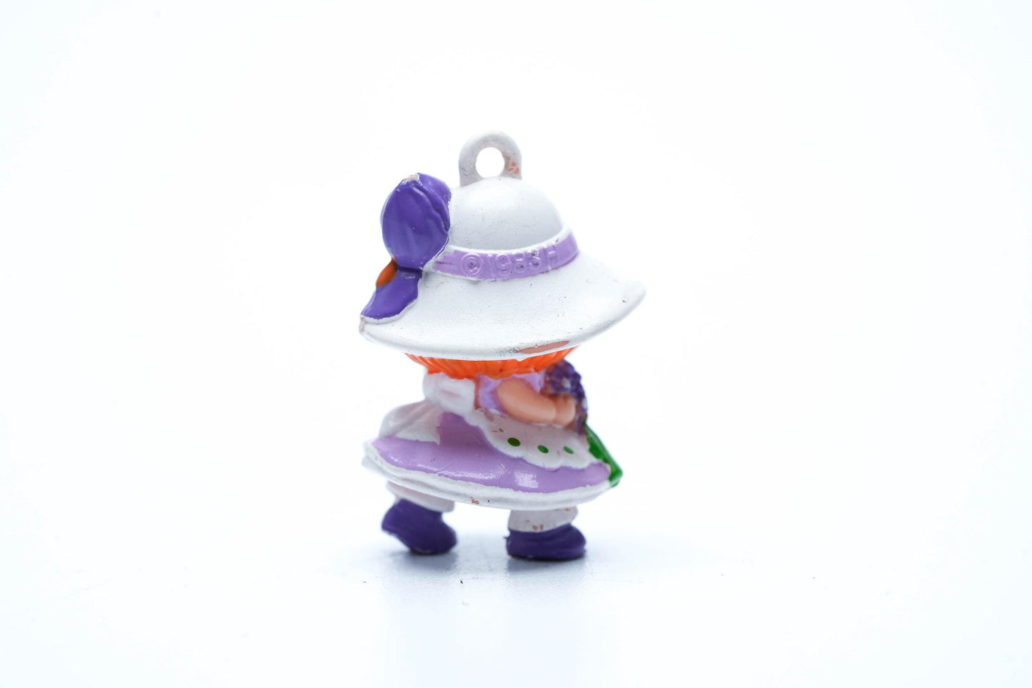 Vintage Charmkins Blossom – Hasbro 1983 – Paarse Jurk & Bloemenhoed | Mini Bedelfiguur uit de jaren 80
