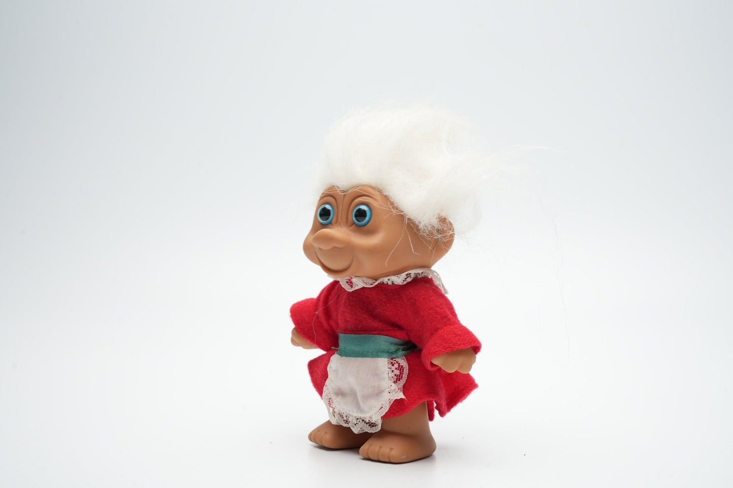 Troll in traditionele oude outfit - wit haar
