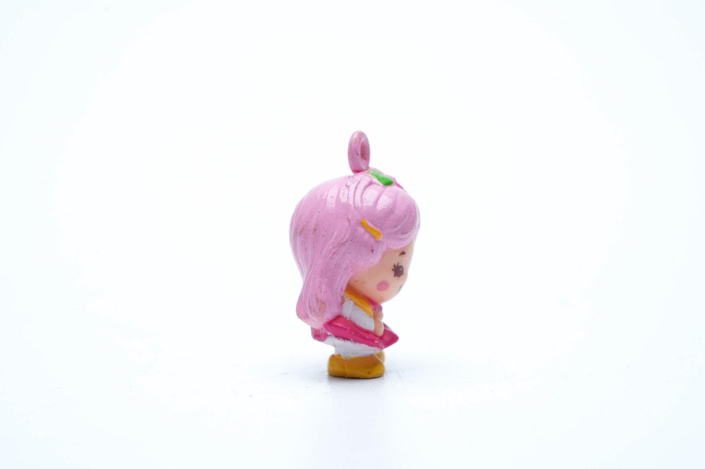 Vintage Charmkins Hunny Bunch – Hasbro 1983 – Mini Popje met Roze Haar en Gele Schoentjes