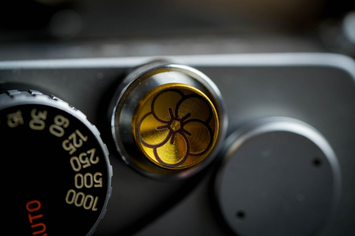 Messing ontspanknop met Sakura bloem: Verfraai je camera met een exclusieve uitstraling