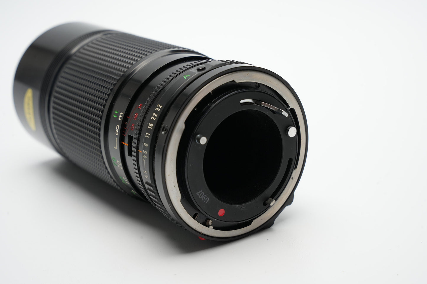 Canon FD 70-150 mm f4.5 zoomlens. Mooie scherpe optiek. Fantastisch bereik voor portretten met ingebouwde zonnekap