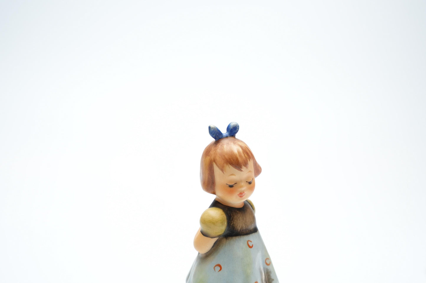 Two Hands, One Treat #192 - Hummel 493 (9 cm / 3 .5 inch)