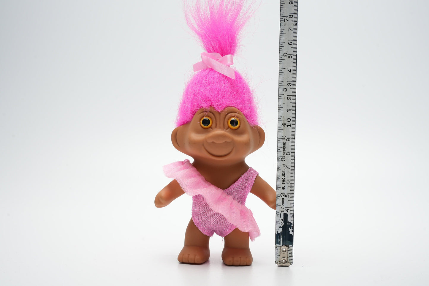 Troll in roze outfit die gaat ballet dansen - vintage troll met roze haar