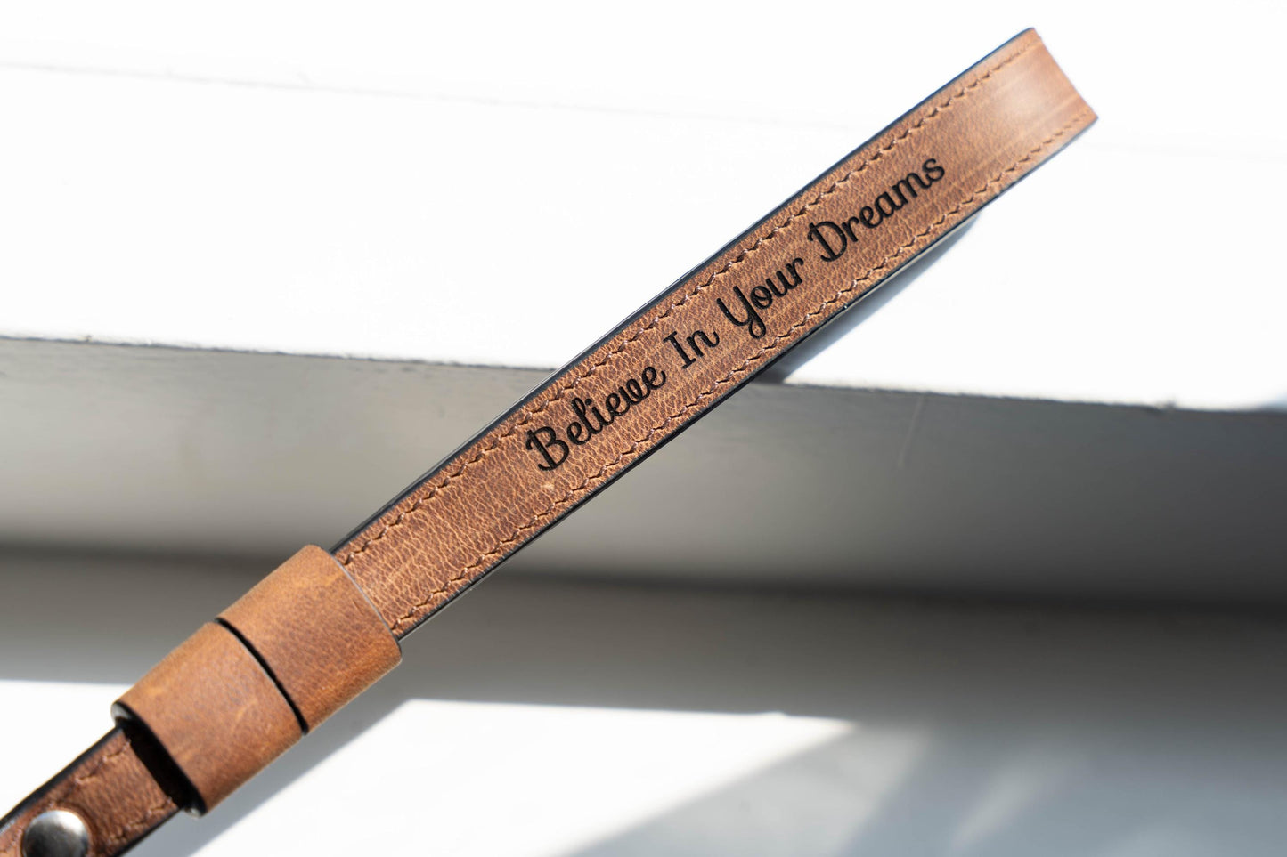 Unieke leren camera polsband - voor stijlvolle en veilige fotografie