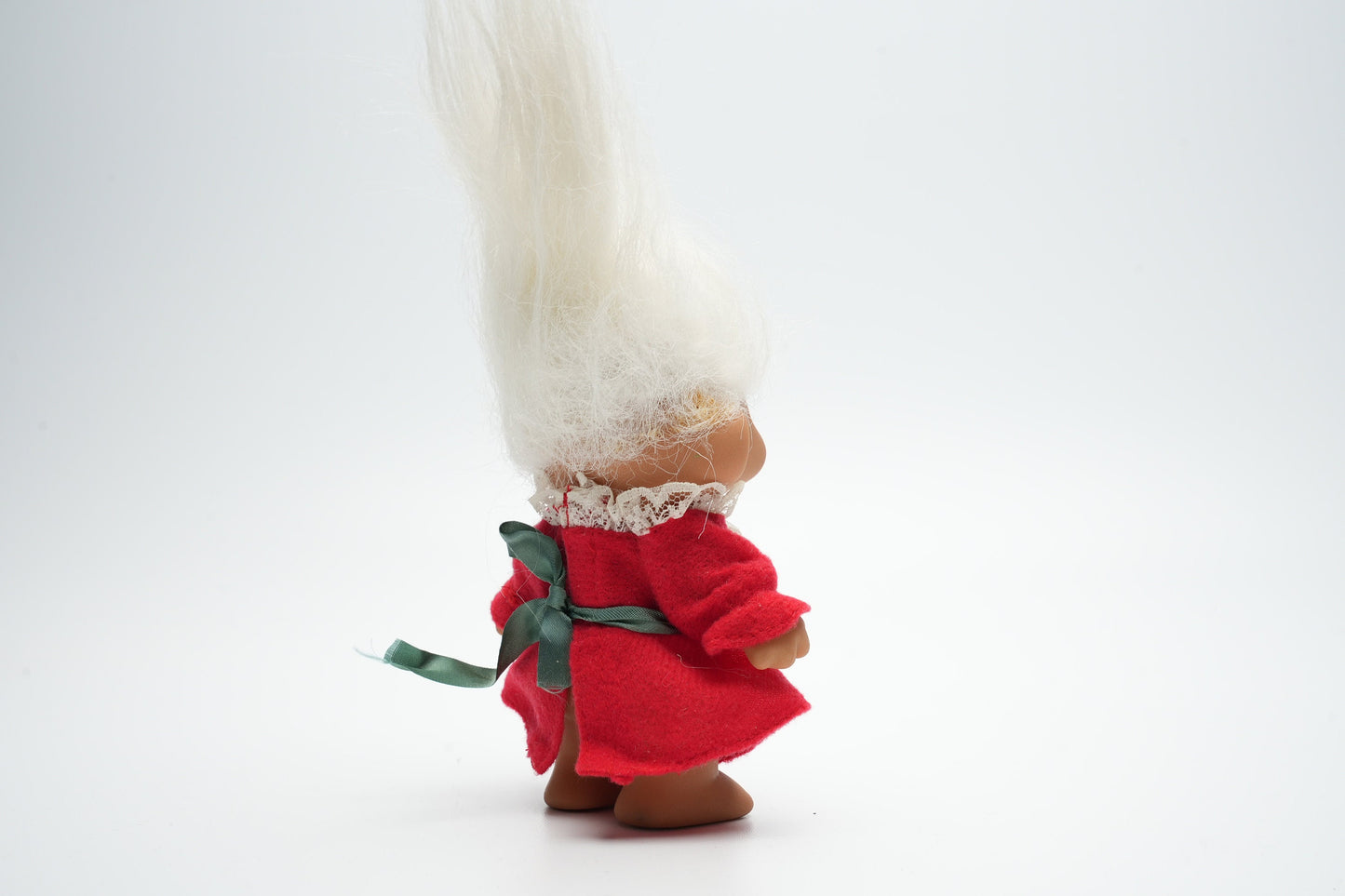 Troll in traditionele oude outfit - wit haar