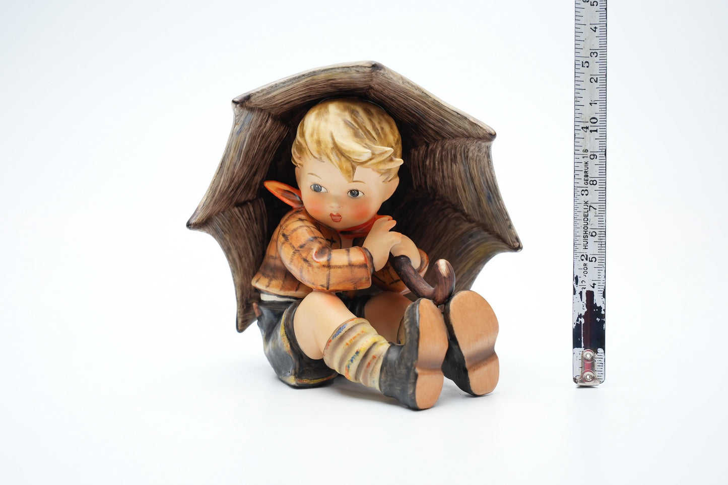 Vintage Hummel Beeldje 'Jongen onder Paraplu' - 152A - TMK 4 (13 cm / 5 inch