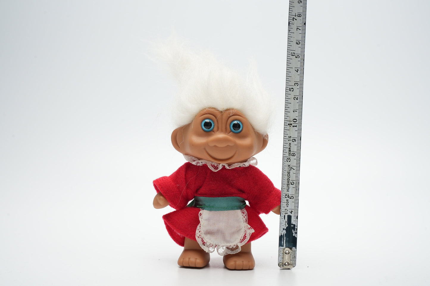 Troll in traditionele oude outfit - wit haar