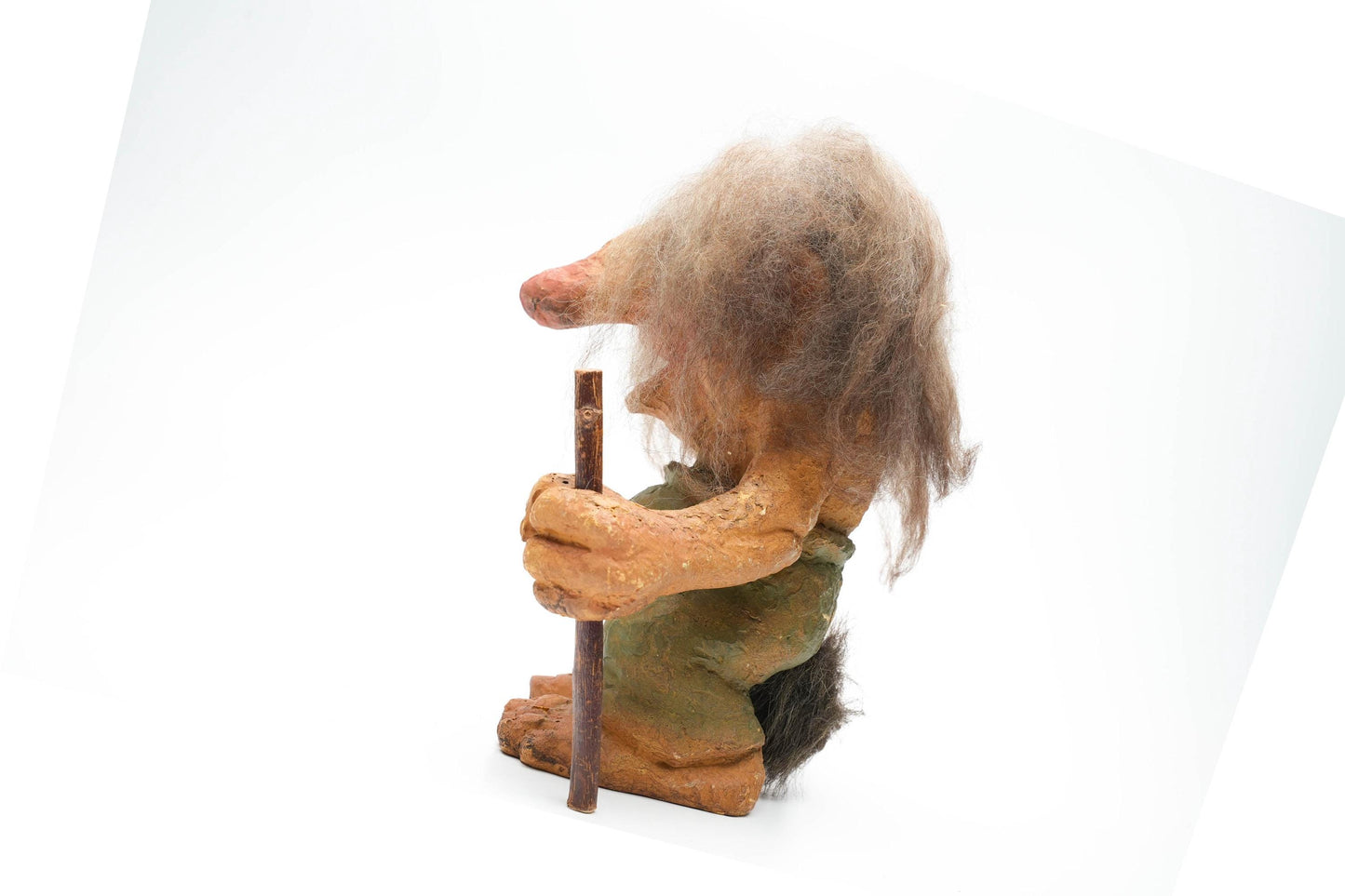 Grote Vintage Nyform Trol met Stok – Handgemaakt Noors Trollenbeeld – 25 cm / ca. 9.8 inch