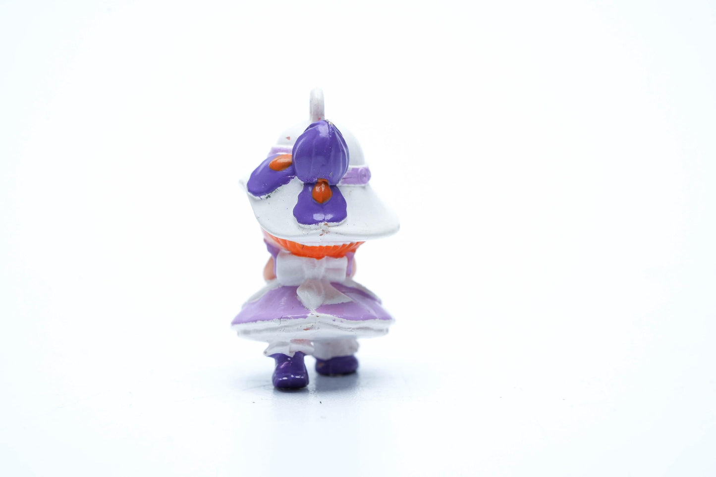 Vintage Charmkins Blossom – Hasbro 1983 – Paarse Jurk & Bloemenhoed | Mini Bedelfiguur uit de jaren 80