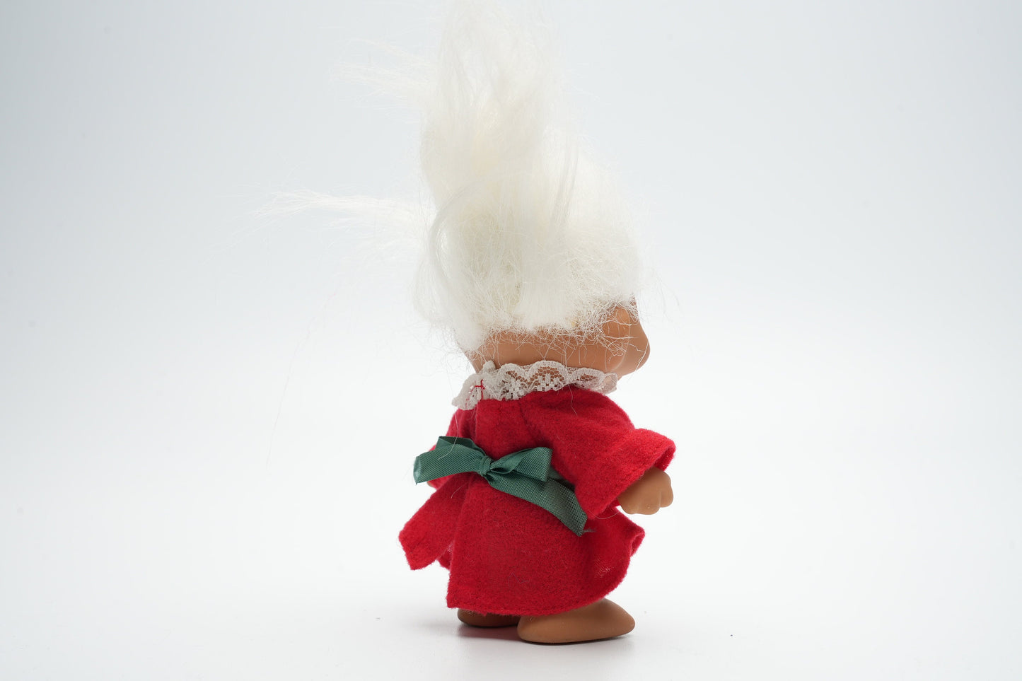 Troll in traditionele oude outfit - wit haar