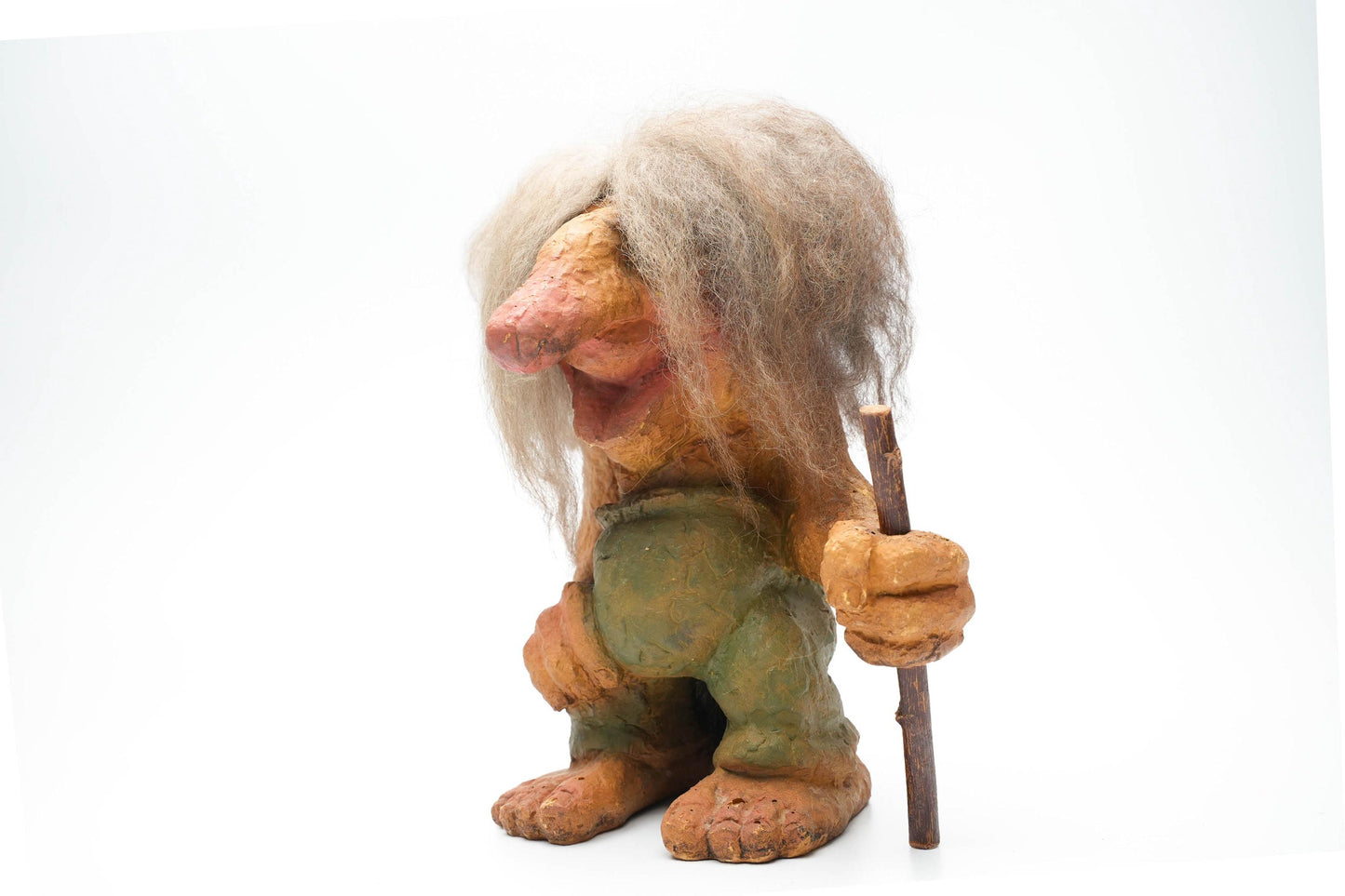 Grote Vintage Nyform Trol met Stok – Handgemaakt Noors Trollenbeeld – 25 cm / ca. 9.8 inch
