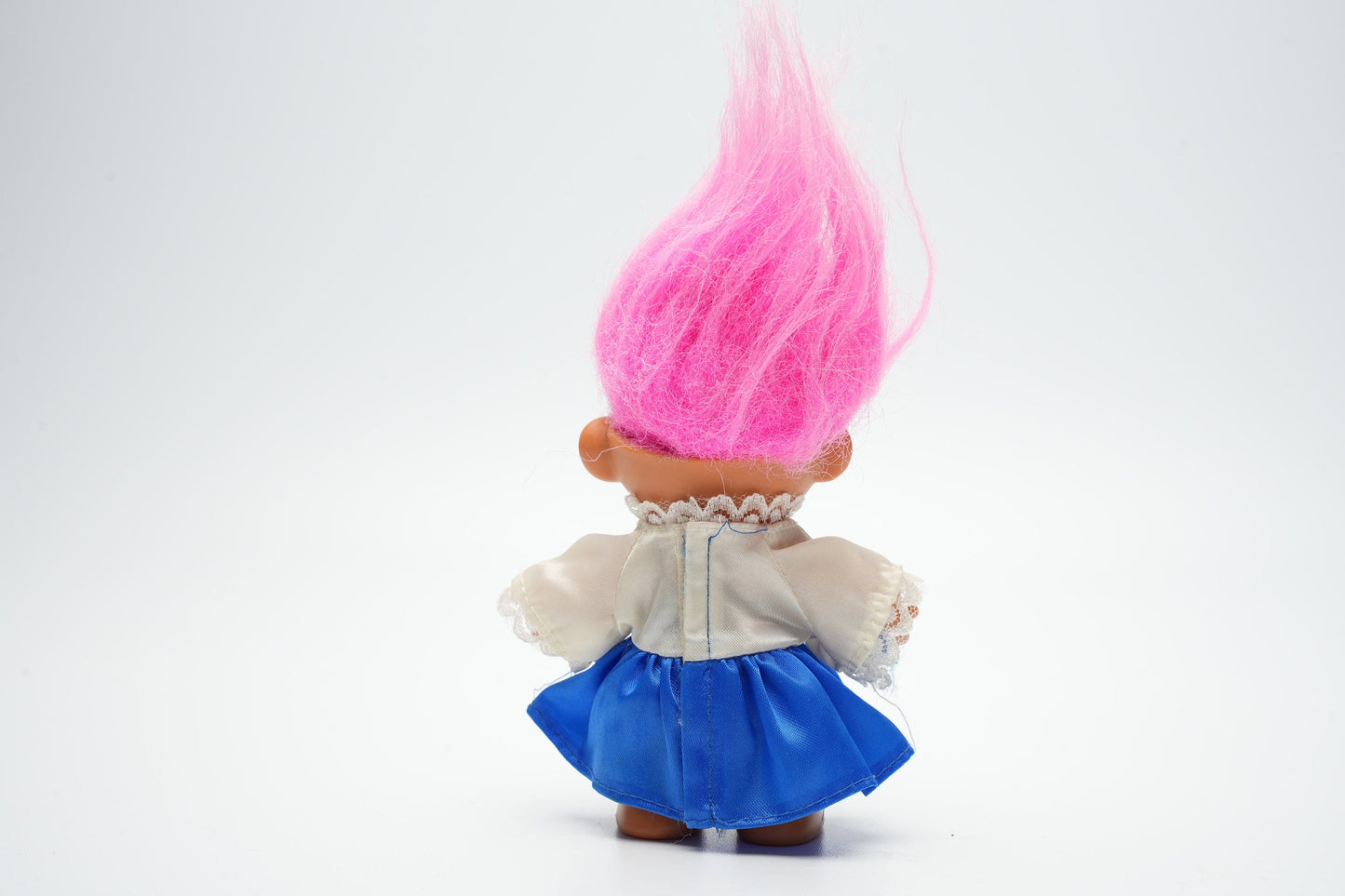 Russ troll van Israël - roze haar met blauwe jurk