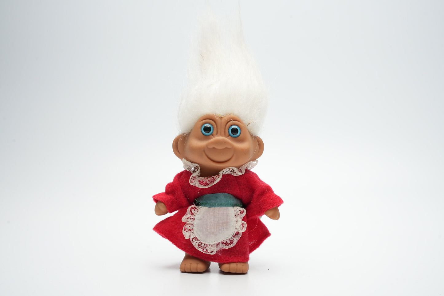 Troll in traditionele oude outfit - wit haar