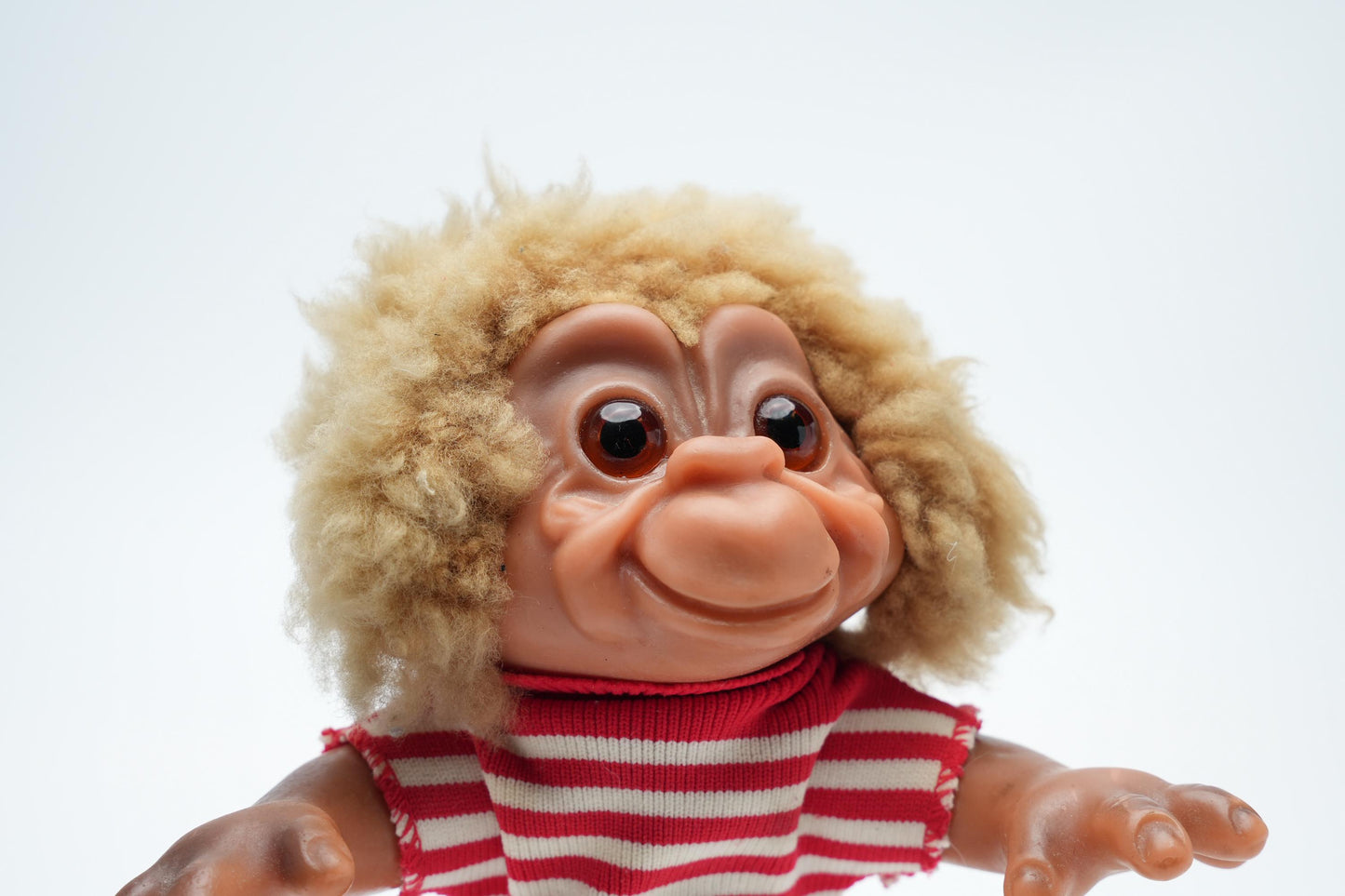 Vintage Thomas Dam Things troll monkey 1965 | T.H. Dam Design 1965 | Vintage dam trol aap met rood shirt