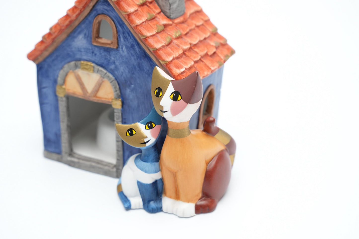 Goebel Rosina Wachtmeister Kaarsenhouder Huisje met Katten – 12 cm / 5 inch