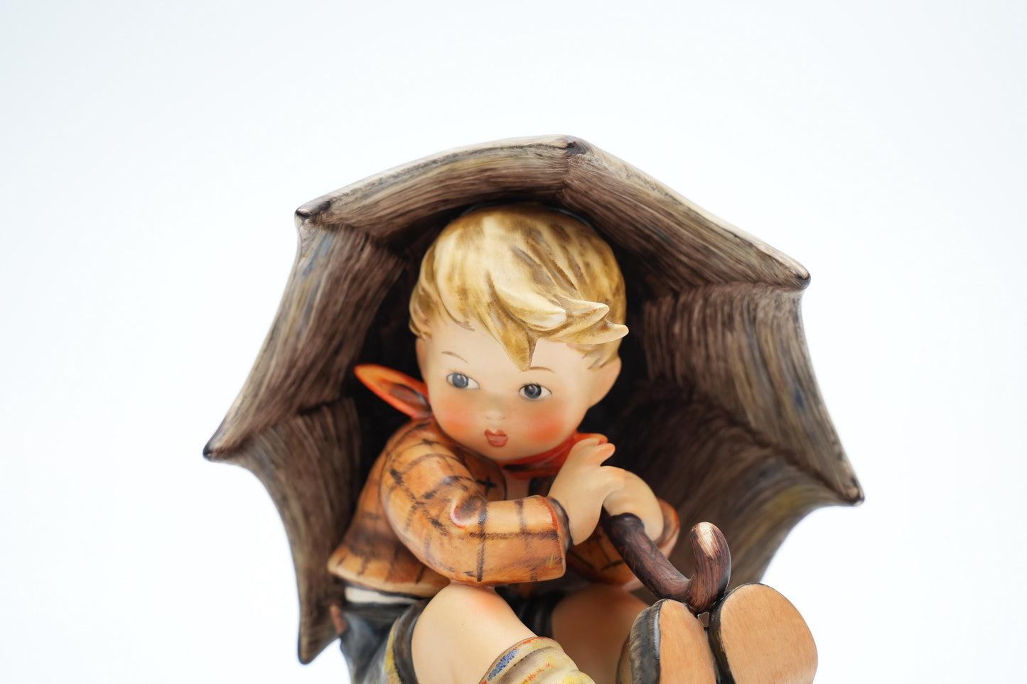 Vintage Hummel Beeldje 'Jongen onder Paraplu' - 152A - TMK 4 (13 cm / 5 inch