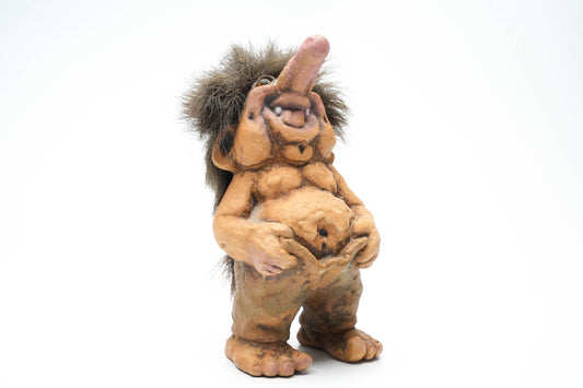 Vintage Nyform Trol met Grote Neus & Bolle Buik – Noors Handgemaakt Trollenbeeldje – 15 cm / ca. 5.9 inch