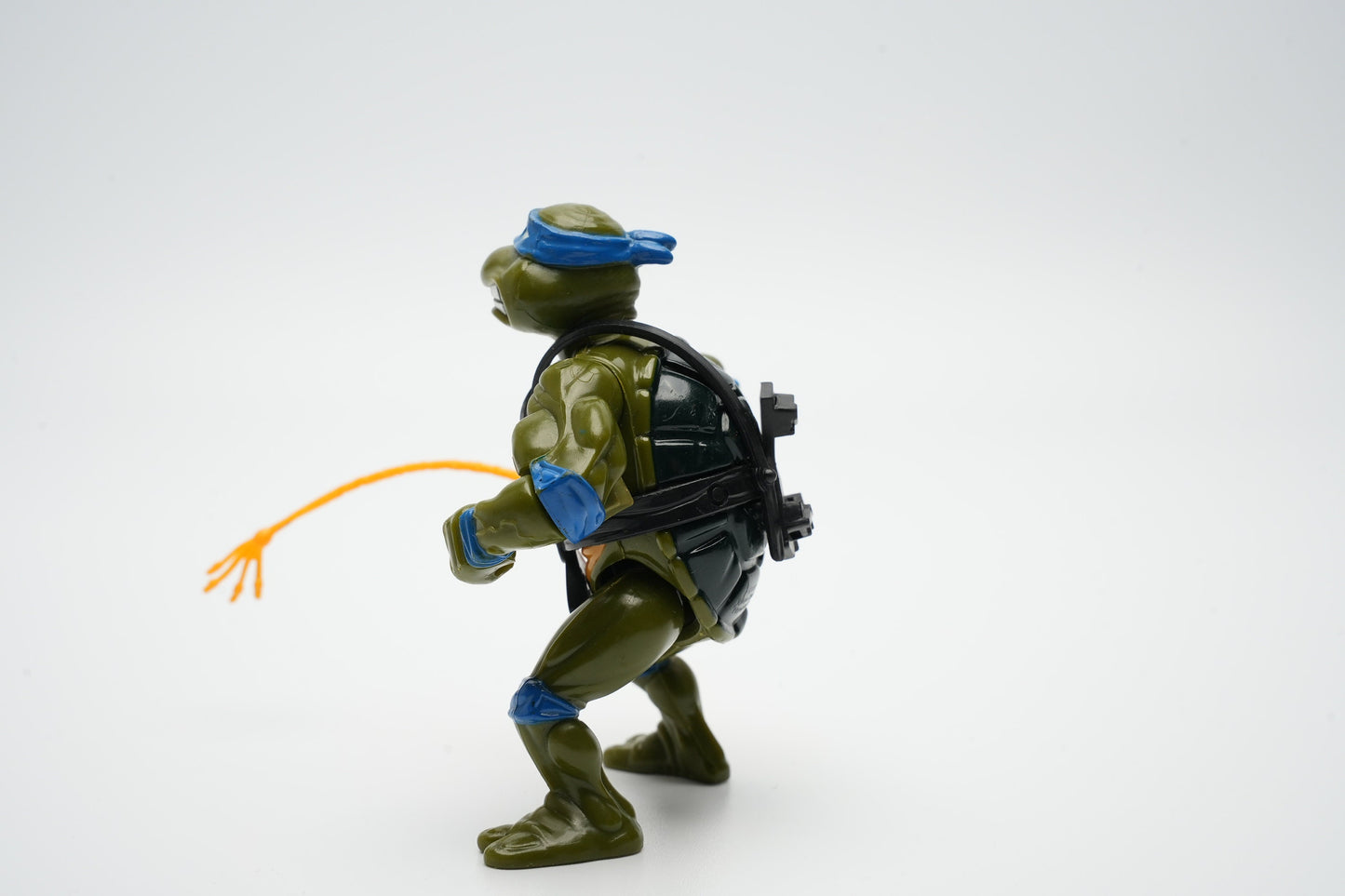 Teenage Mutant Ninja Turtles vintage figuur 1988 Leonardo met wapen (zweep)