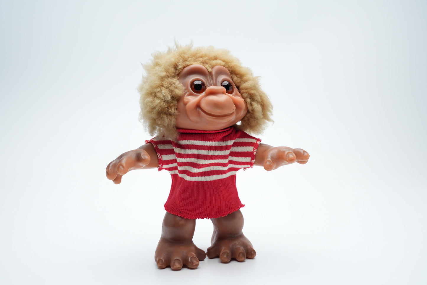 Vintage Thomas Dam Things troll monkey 1965 | T.H. Dam Design 1965 | Vintage dam trol aap met rood shirt