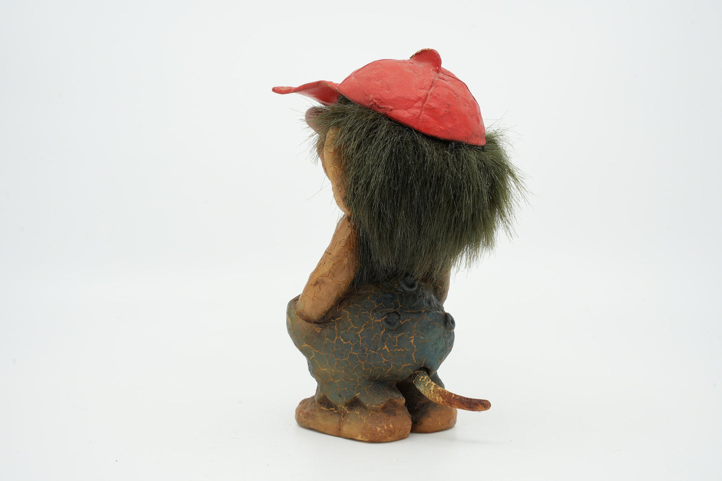Zeldzame Nyform troll | staand met rode pet op zijn hoofd | 1118