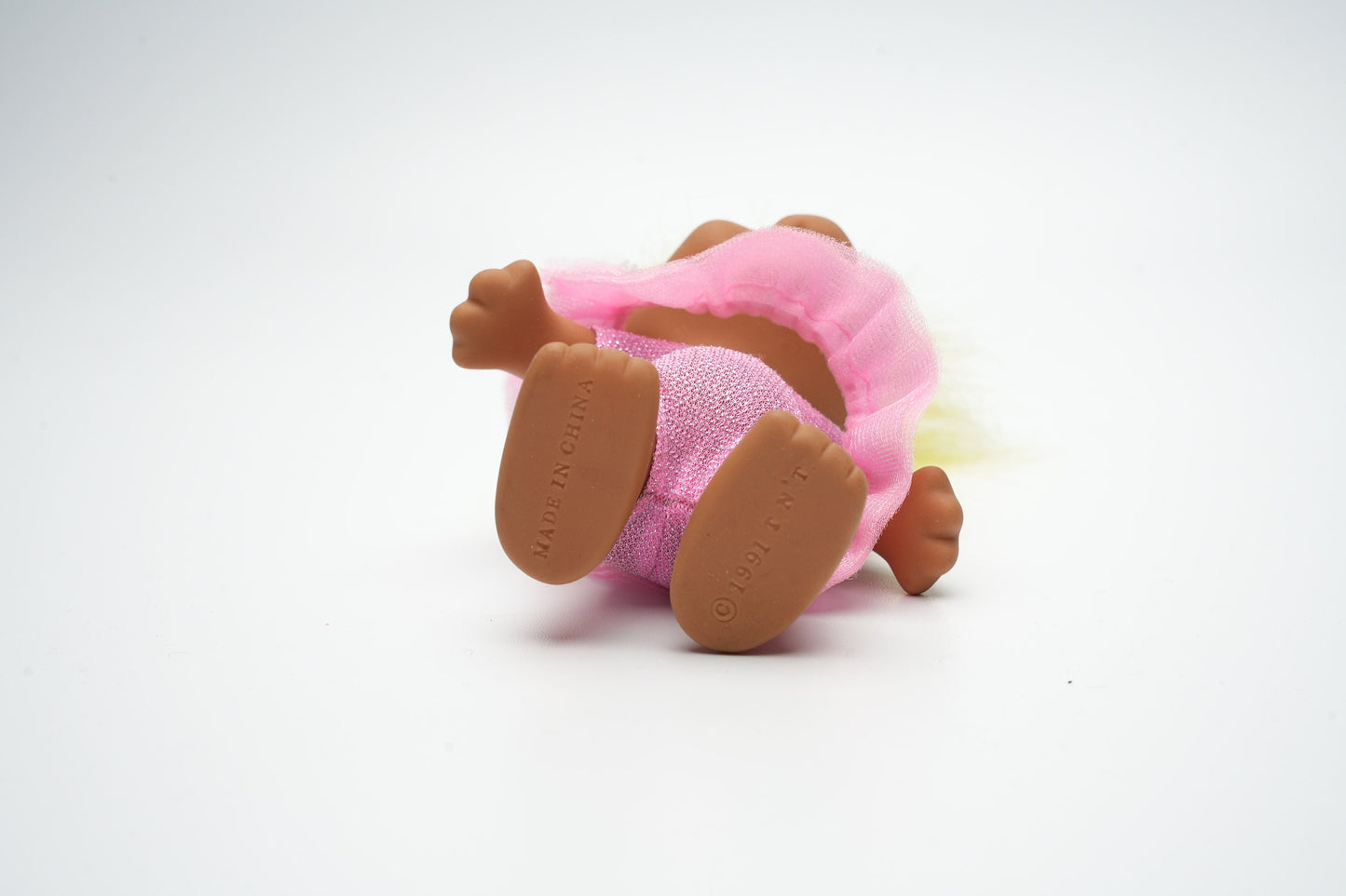 Troll in roze outfit die gaat ballet dansen - vintage troll met geel haar
