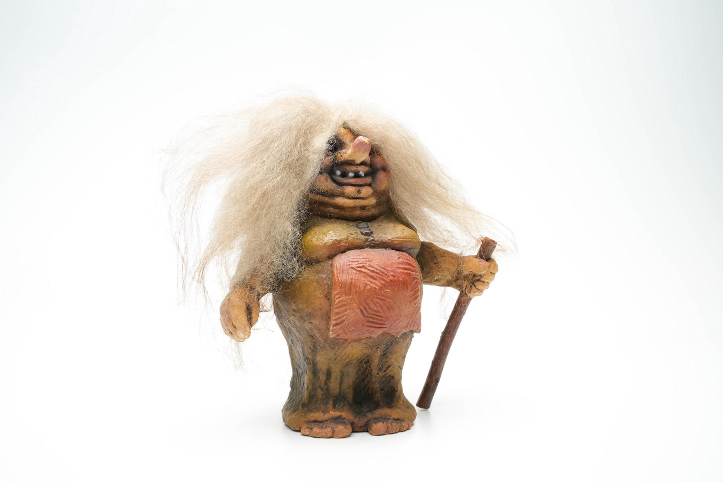 Vintage Nyform Trol Vrouw met Stok – Handgemaakt Noors Troll Beeldje – 16 cm / ca. 6.3 inch