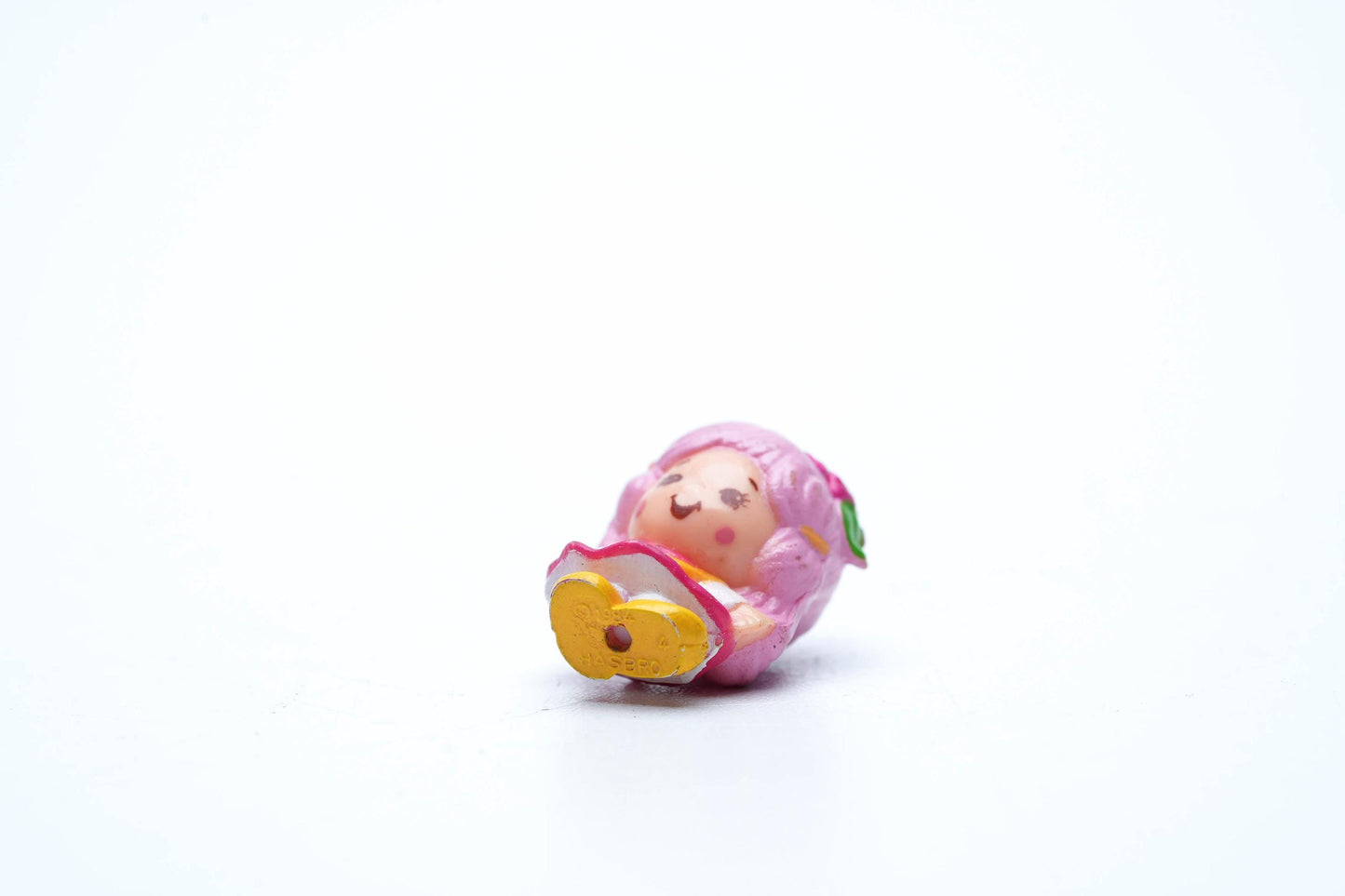 Vintage Charmkins Hunny Bunch – Hasbro 1983 – Mini Popje met Roze Haar en Gele Schoentjes