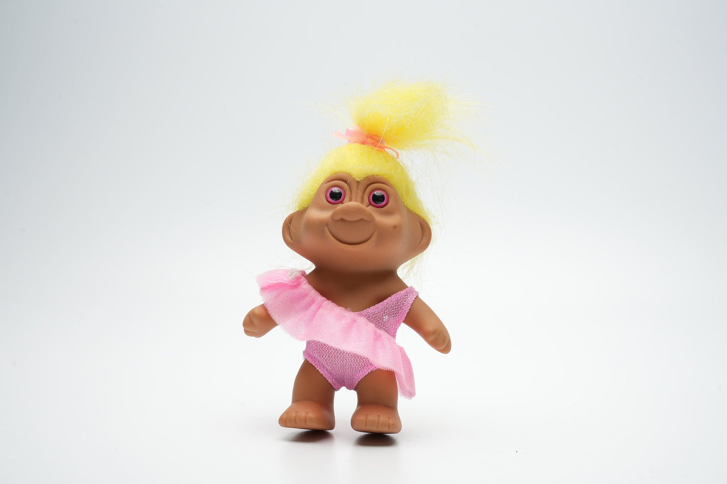 Troll in roze outfit die gaat ballet dansen - vintage troll met geel haar