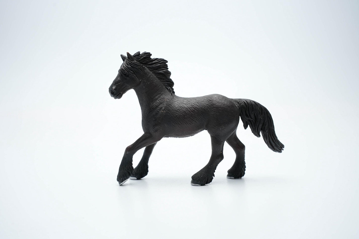 Schleich Friese Paard 13604 – 11 cm (ca. 4.3 inch) – 2005 – Vintage Verzamelmodel