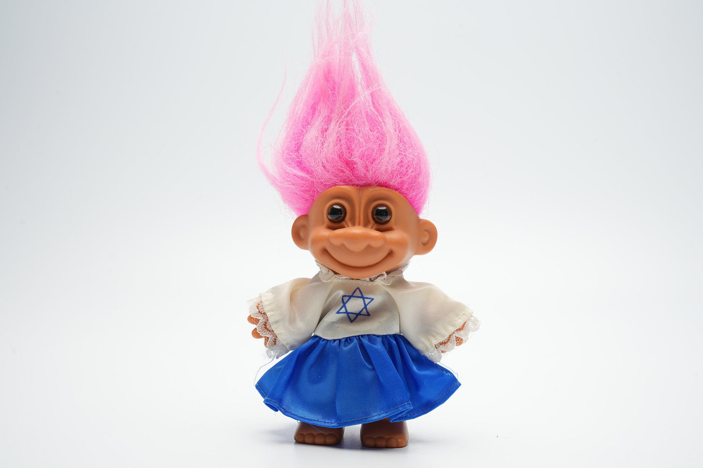 Russ troll van Israël - roze haar met blauwe jurk