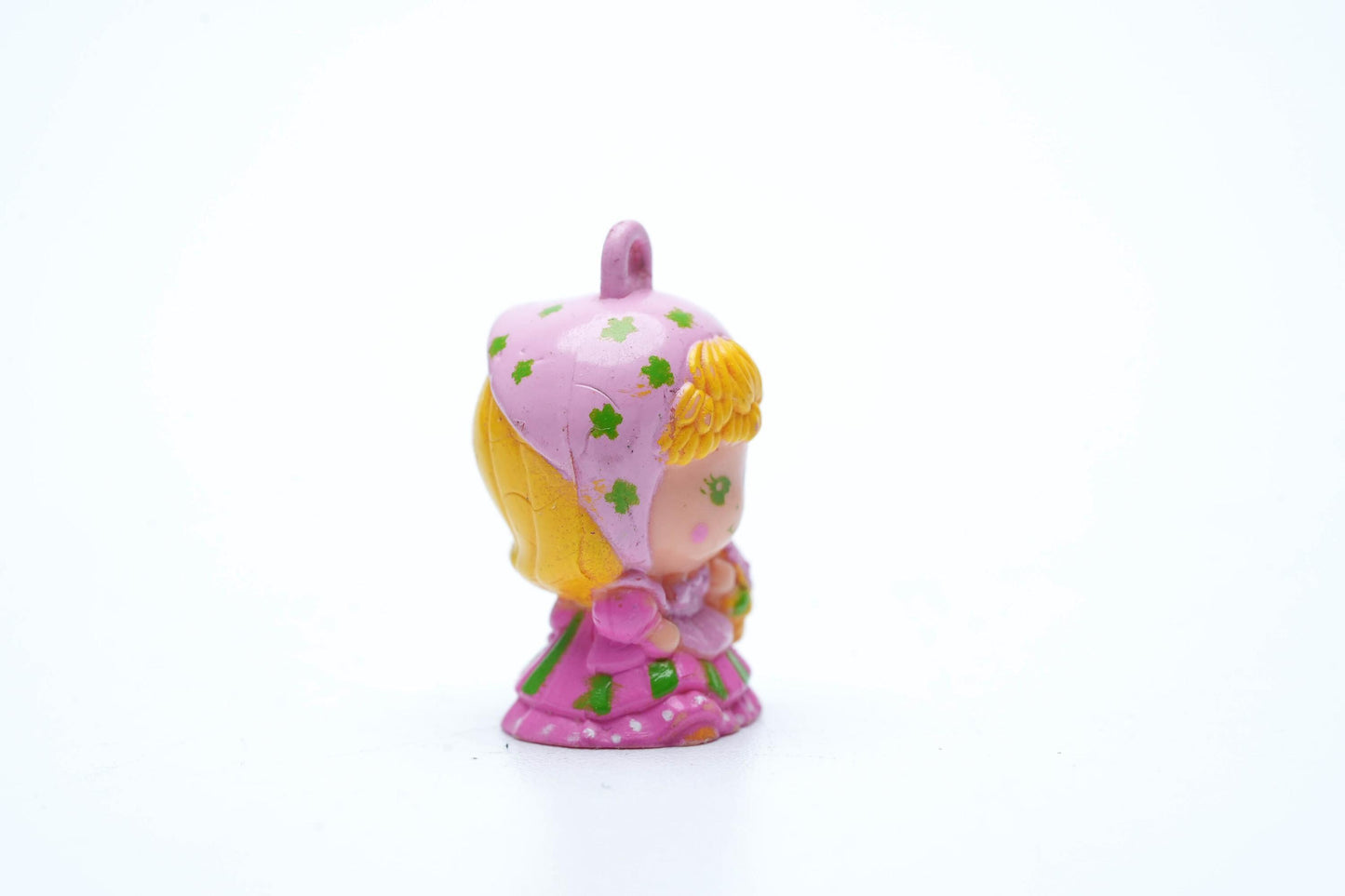 Vintage Charmkins Chrysanthe-Mum 1984 – Hasbro Mini Bedelfiguur met Roze Kapje & Bloemen