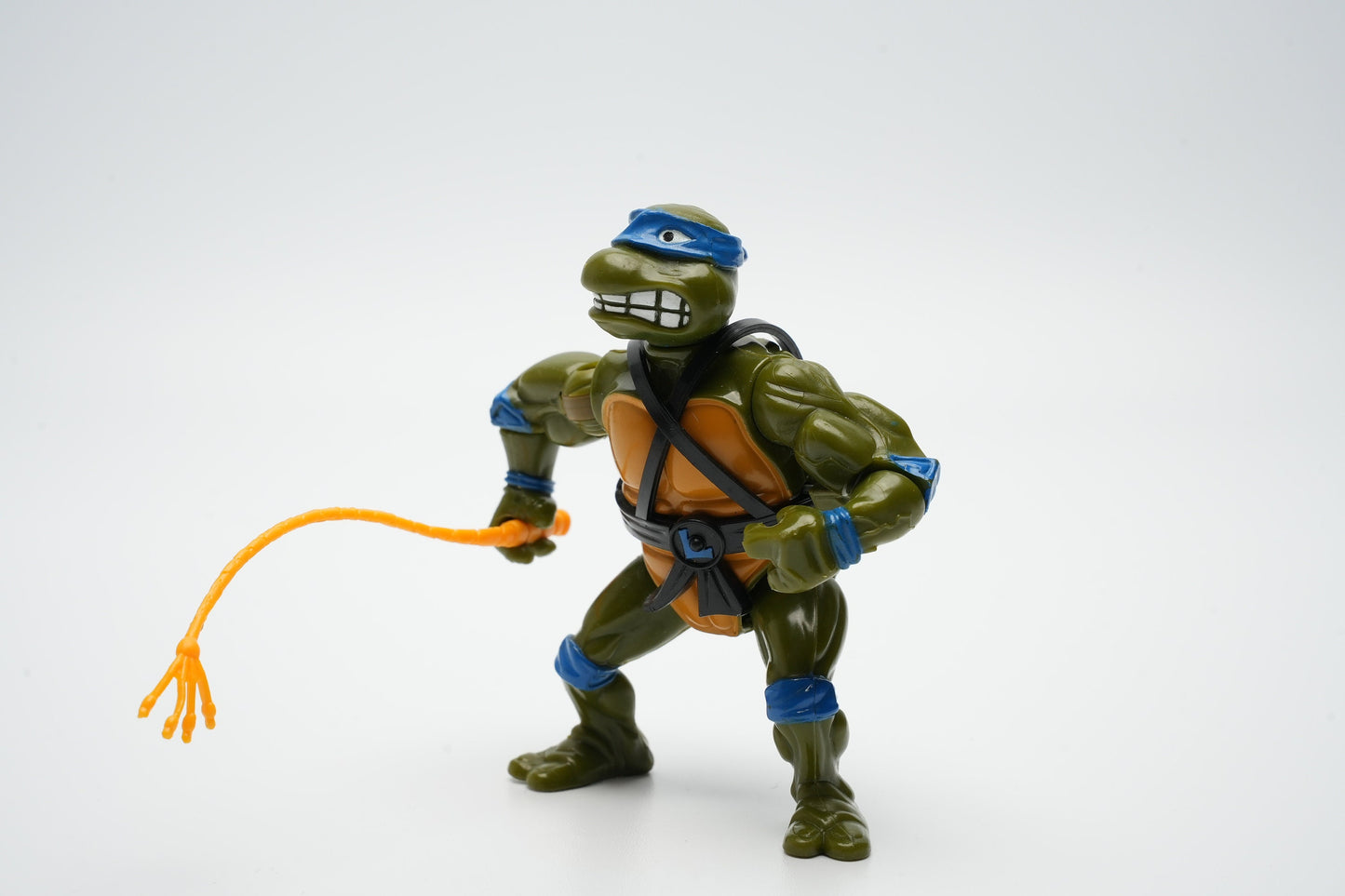 Teenage Mutant Ninja Turtles vintage figuur 1988 Leonardo met wapen (zweep)