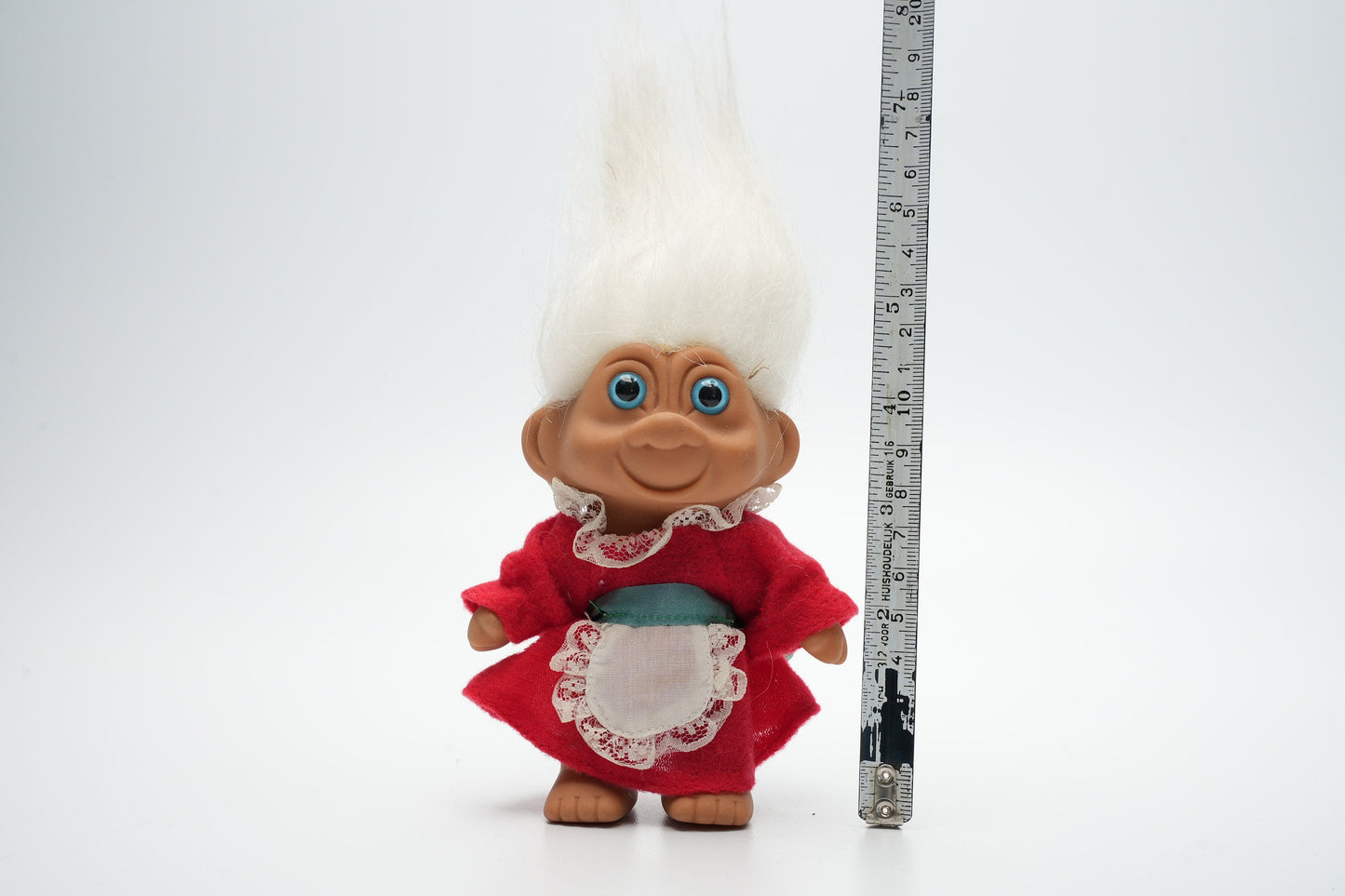 Troll in traditionele oude outfit - wit haar