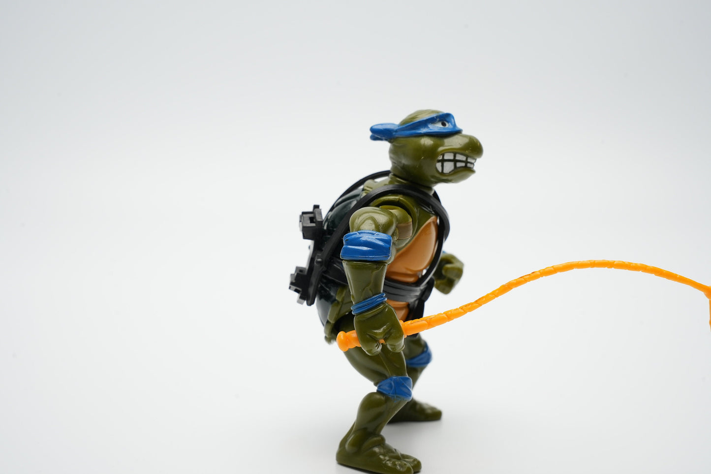 Teenage Mutant Ninja Turtles vintage figuur 1988 Leonardo met wapen (zweep)